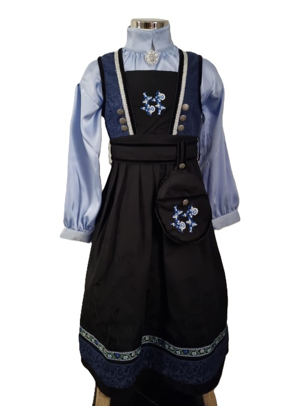 Kristin festdrakt med silkeskjorte, veske, brosje Blå silkeskjorte - Salto