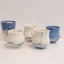 Porselenskopp m/lys, håndstøpt kopp og håndstøpt lys Blå m/hvit dekor, smal høy - Mortensen Design