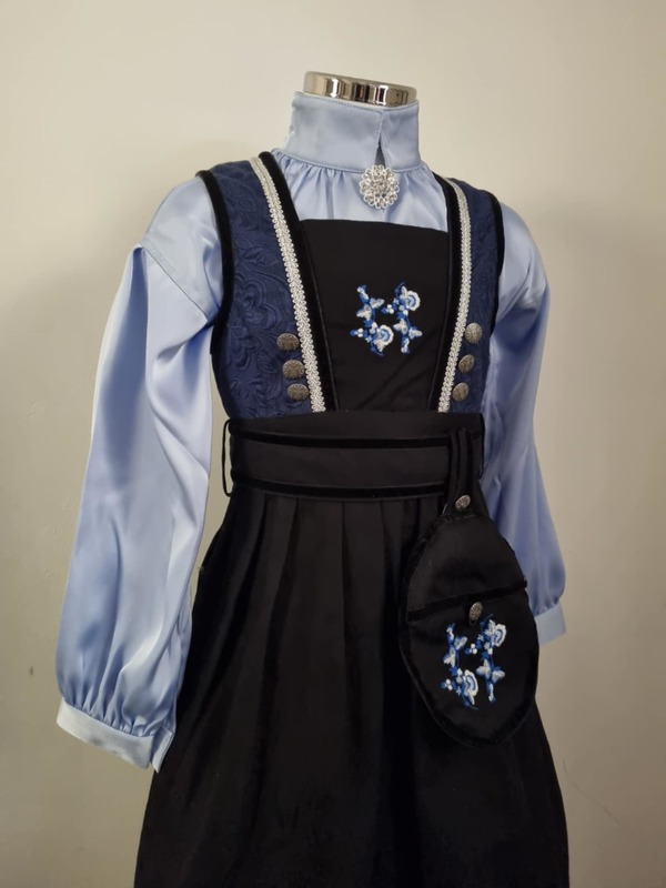 Kristin festdrakt med silkeskjorte, veske, brosje Blå silkeskjorte - Salto
